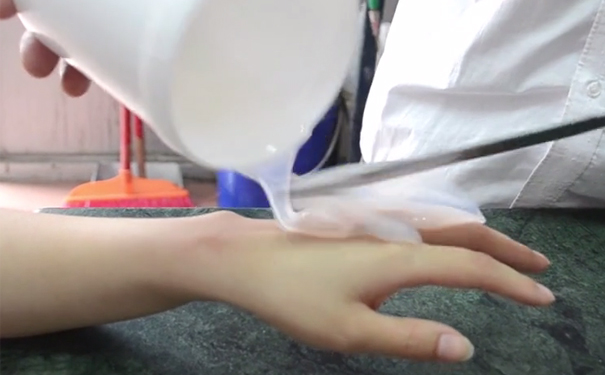 人體硅膠可以直接貼在人體皮膚上嗎？